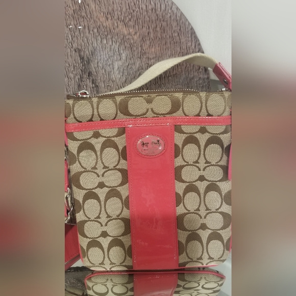 COACH Signature C's Khaki Jacquard Slingpack - Picture 2 of 11